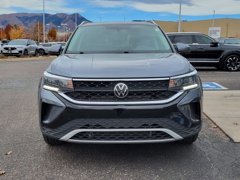 Used 2022 Volkswagen Taos SE w/ Panoramic Sunroof Package image 6