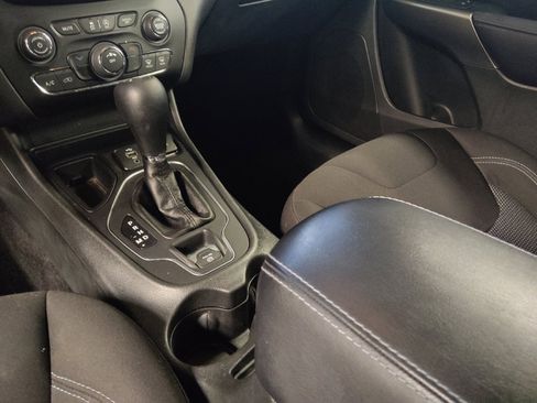 Used 2019 Jeep Cherokee Latitude w/ Cold Weather Group FWD image 26