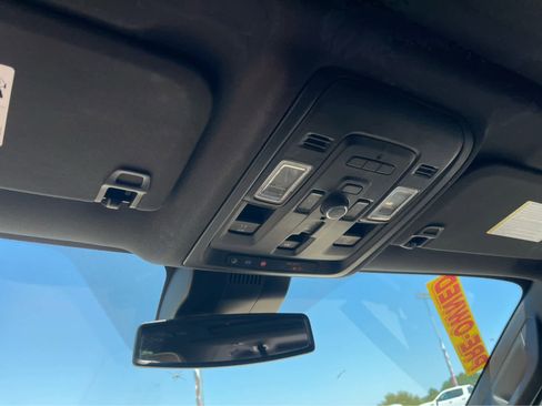 Used 2024 Chevrolet Suburban Premier AWD/4WD image 18