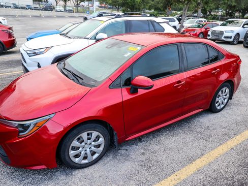 Used 2021 Toyota Corolla LE FWD image 3