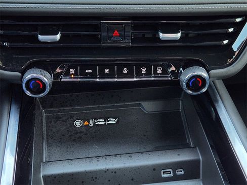 Certified 2025 Chevrolet Suburban Z71 w/ Z71 Off-Road Package image 19