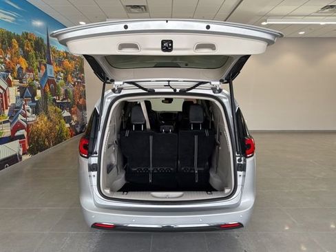 Used 2024 Chrysler Pacifica Touring-L image 44