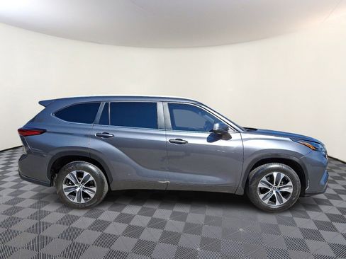 Used 2023 Toyota Highlander XLE FWD image 7