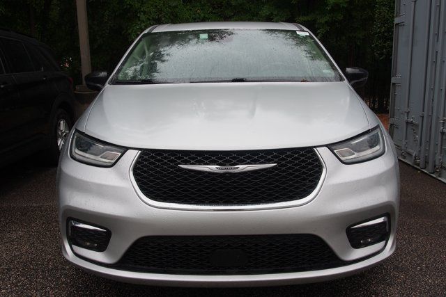 Used 2024 Chrysler Pacifica Touring-L FWD image 3