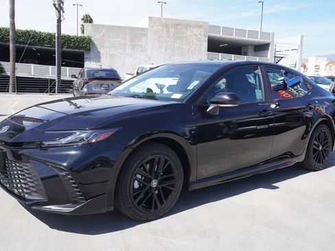 Used 2025 Toyota Camry SE w/ Convenience Package AWD/4WD image 4