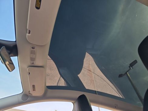 Used 2022 Tesla Model Y Long Range image 34