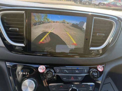 Used 2025 Chrysler Pacifica Select image 22