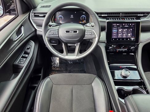 Used 2023 Jeep Grand Cherokee Altitude RWD image 11