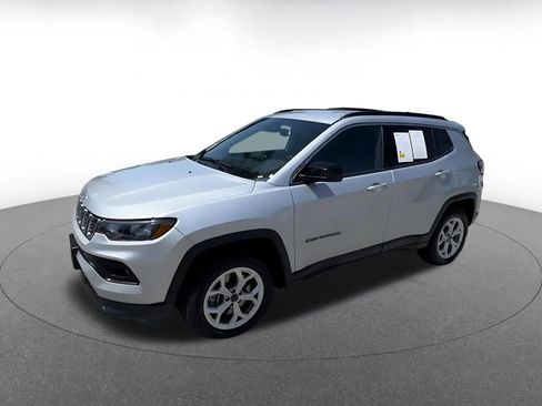 Used 2025 Jeep Compass Latitude AWD/4WD image 8