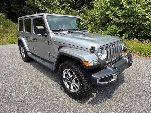 Used 2018 Jeep Wrangler Unlimited Sahara AWD/4WD image 4
