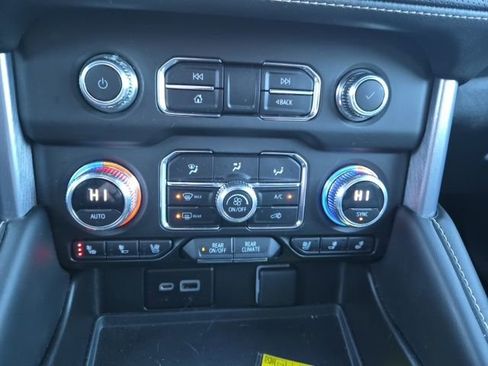 Used 2023 GMC Yukon XL SLT image 39