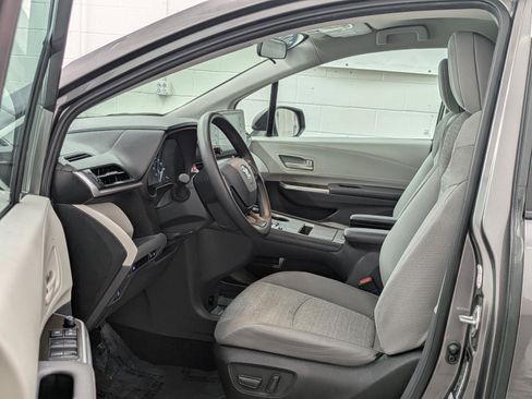 Used 2024 Toyota Sienna LE image 3