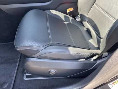 Used 2025 Mercedes-Benz GLC 300 image 16
