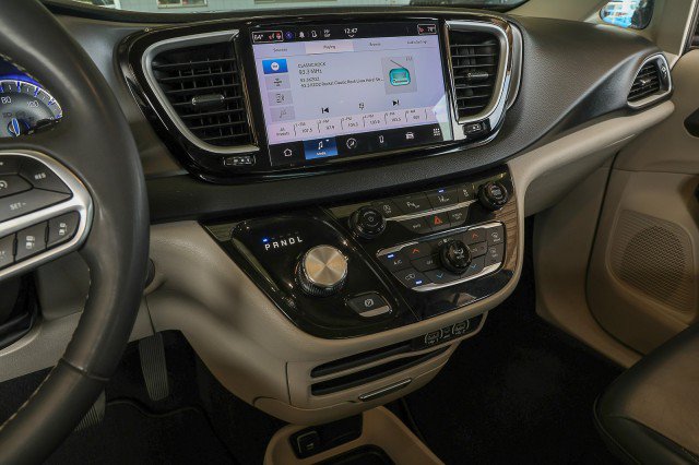 Used 2023 Chrysler Pacifica Touring-L FWD image 12