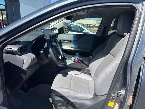 Used 2021 Toyota Venza Limited w/ Carpet Mat Package (TMS) image 11