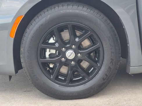 Used 2023 Chrysler Pacifica Touring-L FWD image 28
