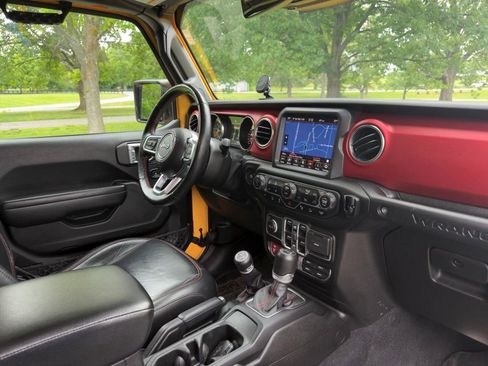 Used 2021 Jeep Wrangler Unlimited Rubicon w/ Dual Top Group AWD/4WD image 33