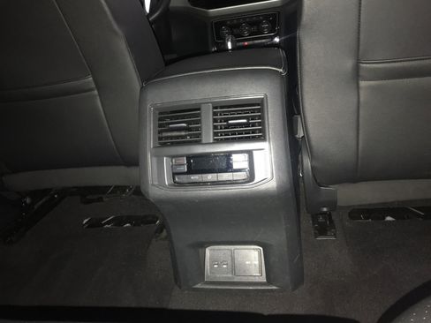 Used 2023 Volkswagen Atlas SE w/ Panoramic Sunroof Package image 12