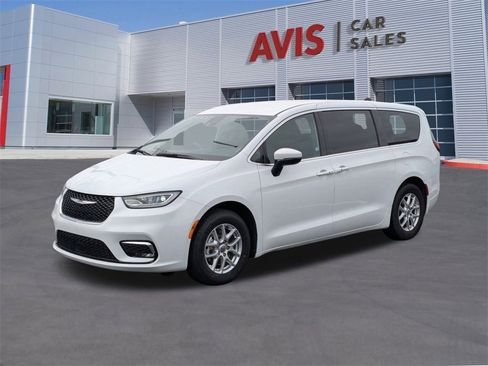 Used 2023 Chrysler Pacifica Touring image 1