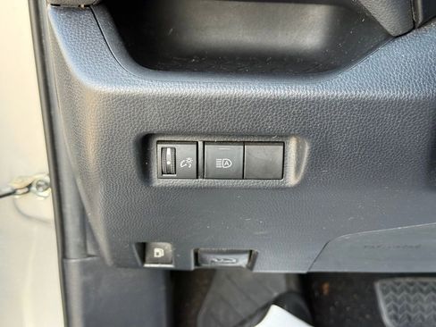 Used 2020 Toyota RAV4 LE AWD/4WD image 18