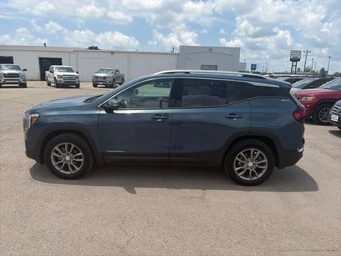 Used 2024 GMC Terrain SLT AWD/4WD image 3