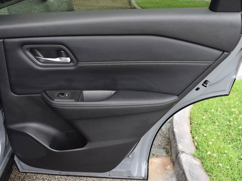 Used 2025 Nissan Rogue SL FWD image 60