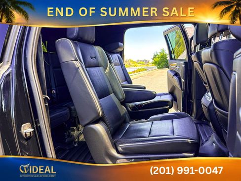 Used 2022 Cadillac Escalade ESV Premium Luxury AWD/4WD image 16