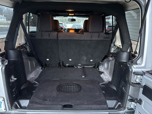 Used 2015 Jeep Wrangler Unlimited Sahara w/ Connectivity Group image 24