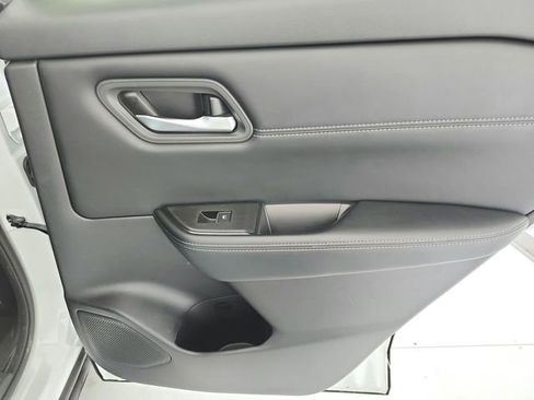 Used 2025 Nissan Rogue SL image 47