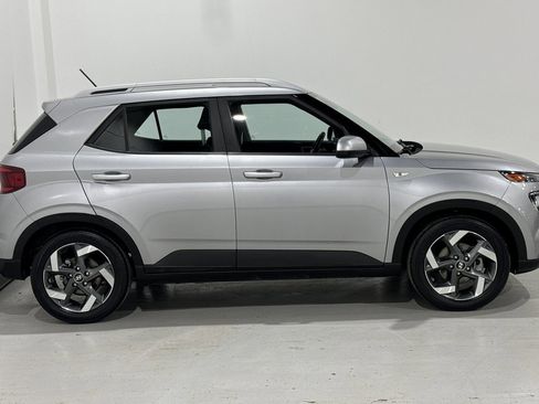 Used 2023 Hyundai Venue SEL image 19