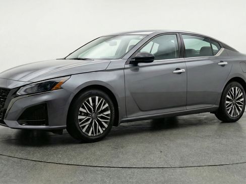 Used 2025 Nissan Altima 2.5 SV image 3