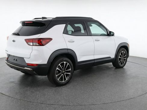 Used 2025 Chevrolet TrailBlazer LT FWD image 9