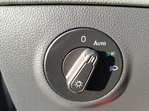 Certified 2022 Volkswagen Taos SEL w/ Panoramic Sunroof Package image 25