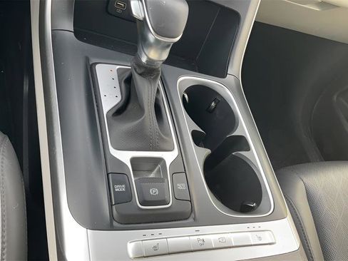 Used 2024 Kia Carnival LX image 23