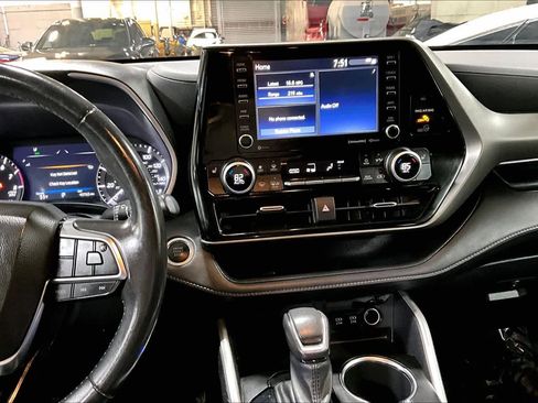 Used 2021 Toyota Highlander XLE image 7