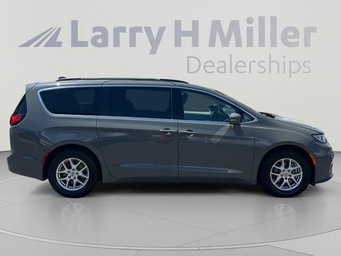 Used 2022 Chrysler Pacifica Touring-L FWD image 6