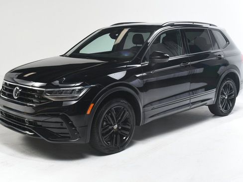 Used 2022 Volkswagen Tiguan SE R-Line image 2