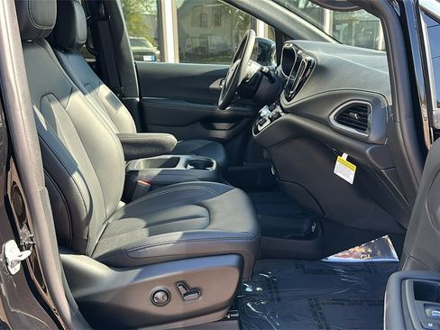 New 2026 Chrysler Pacifica Select image 31