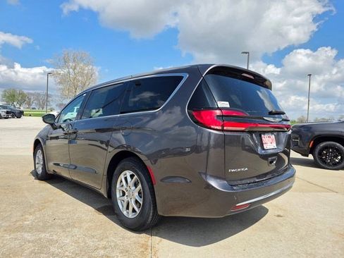 Used 2023 Chrysler Pacifica Touring-L FWD image 6
