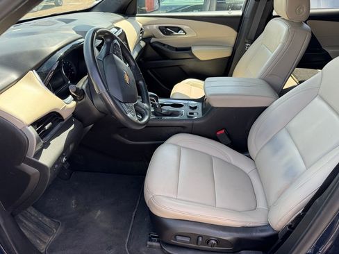 Used 2022 Chevrolet Traverse LT w/ LT Premium Package FWD image 9