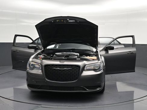 Used 2022 Chrysler 300 Touring w/ Sport Appearance Package RWD image 31
