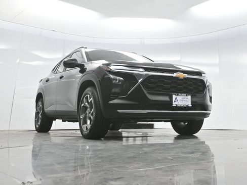 Used 2025 Chevrolet Trax LT FWD image 60