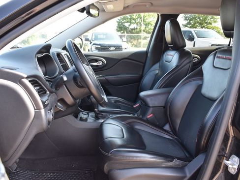 Used 2019 Jeep Cherokee Trailhawk w/ Cold Weather Group AWD/4WD image 8