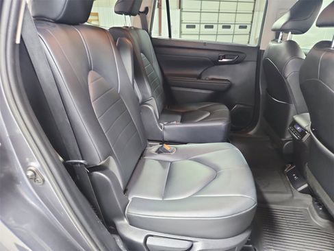Used 2020 Toyota Highlander XLE image 41