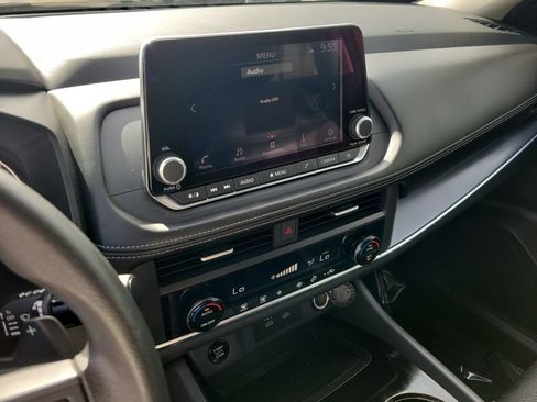 Used 2024 Nissan Rogue SV FWD image 24