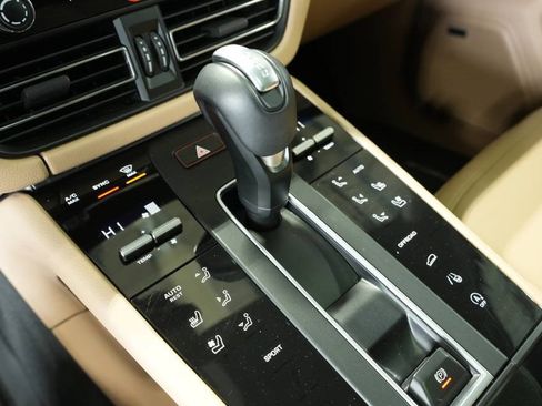 Used 2025 Porsche Macan image 24