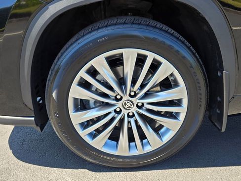 Used 2024 Toyota Highlander Platinum image 10