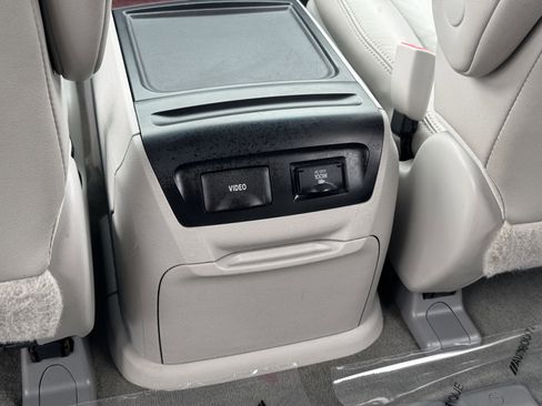 Used 2014 Toyota Sienna XLE w/ Entertainment Package FWD image 15