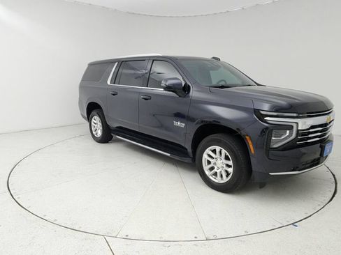 Used 2025 Chevrolet Suburban LT w/ Comfort Package RWD image 1