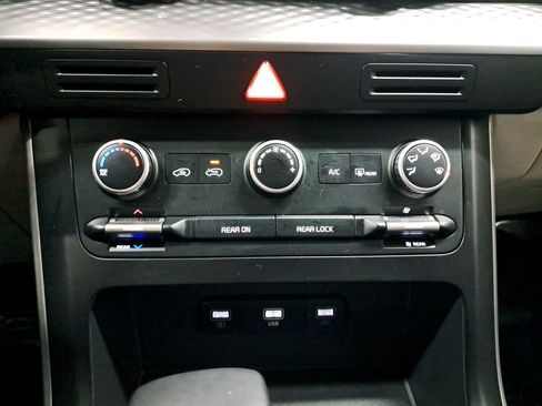 Used 2024 Kia Carnival LX image 26